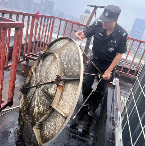 C:/Users/BA/Desktop/風(fēng)雨過后南京保安迅速行動,恢復(fù)安“寧”面貌/11.jpg11