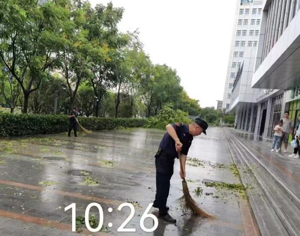 C:/Users/BA/Desktop/風(fēng)雨過后南京保安迅速行動,恢復(fù)安“寧”面貌/5.jpg5